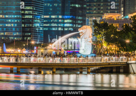 SINGAPORE - 10 dicembre 2016 : statua Merlion, una delle icone di Singapore si trova sulla baia di Marina. Si tratta della statua della mistica creatura combi Foto Stock