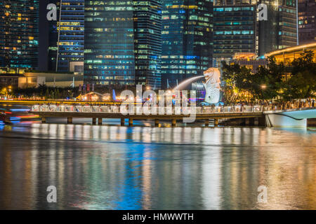 SINGAPORE - 10 dicembre 2016 : statua Merlion, una delle icone di Singapore si trova sulla baia di Marina. Si tratta della statua della mistica creatura combi Foto Stock