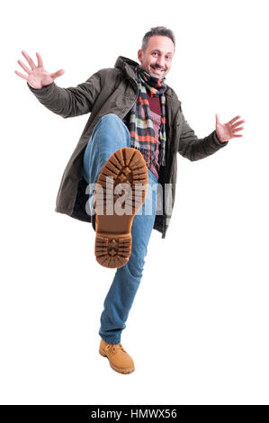 Corpo pieno uomo in posa a basso angolo di inverno indossare abiti casual isolati su sfondo bianco Foto Stock