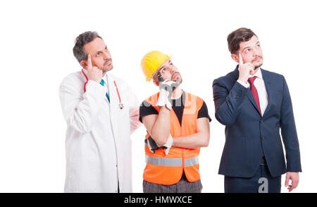 Tre uomini professionali con diversi lavori alla ricerca di idee su bianco di sfondo per studio Foto Stock