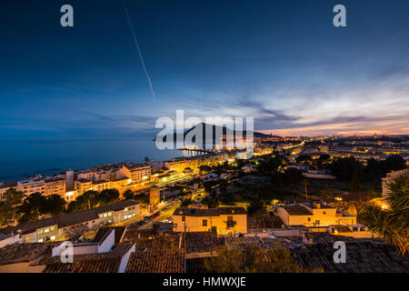 Vista panoramica sul villaggio Altea in Costa Blanca, Spagna al crepuscolo Foto Stock