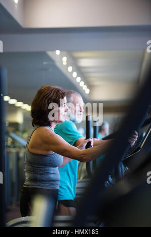 Montare bella coppia senior in palestra cardio facendo lavorare fuori. Foto Stock