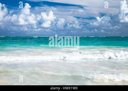 Costiera paesaggio dei Caraibi. Oceano atlantico costa, isola Hispaniola, Repubblica Dominicana. Bavaro Beach Foto Stock