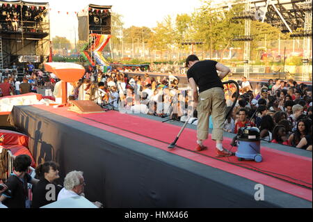 Un uomo hoovering un tappeto per la pista sul muoversi al ritmo Olympic Coca Cola Annuncio Foto Stock