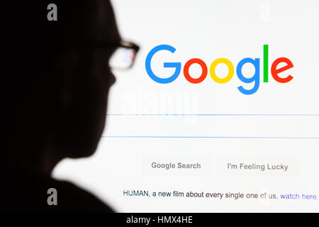 BATH, Regno Unito - 12 settembre 2015: Close-up del Google.com ricerca homepage visualizzata su un display a cristalli liquidi dello schermo del computer con la sagoma di un uomo fuori di testa o Foto Stock