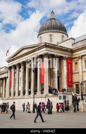 Londra - 26 aprile : esterno della National Gallery in Trafalgar Square a Londra il 26 aprile 2013. La Galleria ospita la collezione britannico di West Foto Stock