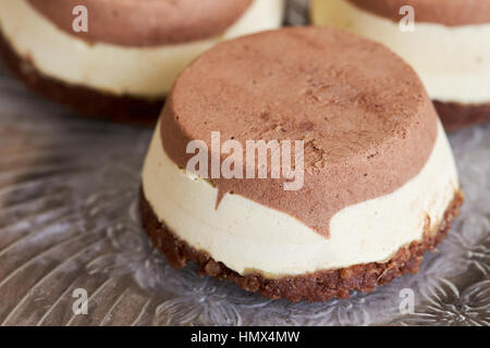 Materie vegan no-bake dessert servito sulla lastra di vetro Foto Stock