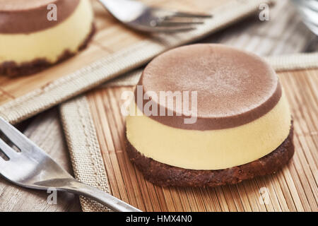 Materie vegan no-bake dessert servito su sfondo di legno Foto Stock