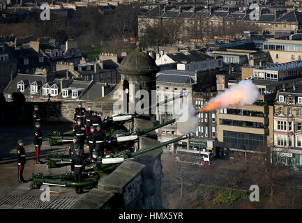 Membri del 29 Commando Regiment Royal Artillery fire un 21-gun omaggio al Castello di Edimburgo, per contrassegnare il sessantacinquesimo anniversario dell'adesione della Regina Elisabetta II al trono. Foto Stock