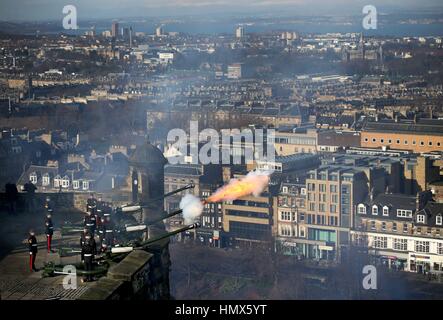 Membri del 29 Commando Regiment Royal Artillery fire un 21-gun omaggio al Castello di Edimburgo, per contrassegnare il sessantacinquesimo anniversario dell'adesione della Regina Elisabetta II al trono. Foto Stock