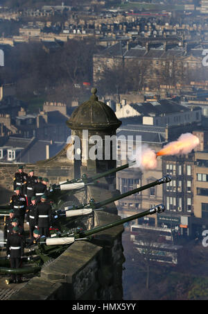 Membri del 29 Commando Regiment Royal Artillery fire un 21-gun omaggio al Castello di Edimburgo, per contrassegnare il sessantacinquesimo anniversario dell'adesione della Regina Elisabetta II al trono. Foto Stock