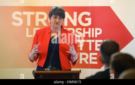 DUP leader Arlene Foster fa un discorso a casa Brownlow in LURGAN, CO ARMAGH, per lanciare il partito della campagna per il Northern Ireland Assembly elezione. Foto Stock