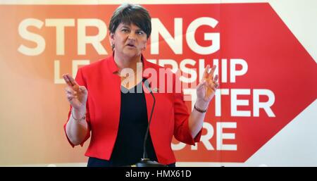 DUP leader Arlene Foster fa un discorso a casa Brownlow in LURGAN, CO ARMAGH, per lanciare il partito della campagna per il Northern Ireland Assembly elezione. Foto Stock