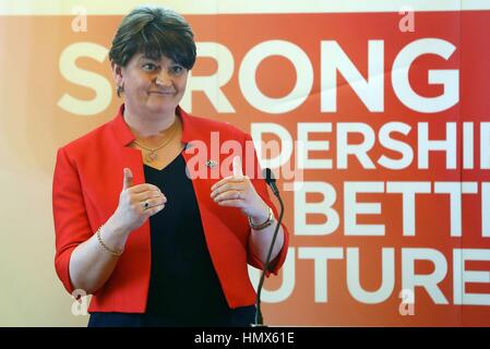 DUP leader Arlene Foster fa un discorso a casa Brownlow in LURGAN, CO ARMAGH, per lanciare il partito della campagna per il Northern Ireland Assembly elezione. Foto Stock