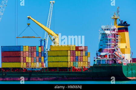 Contenitore di nave nave in porto durante le operazioni di caricamento Foto Stock