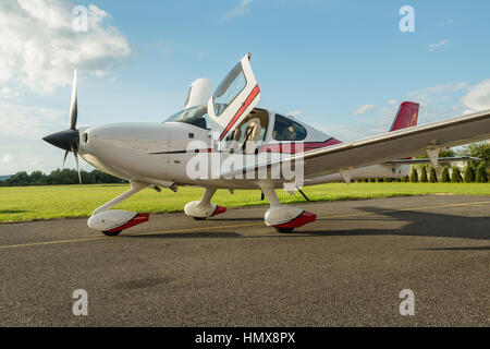 Singolo aeromobile a turboelica sul terreno in giornata soleggiata, Cirrus SR22 Foto Stock