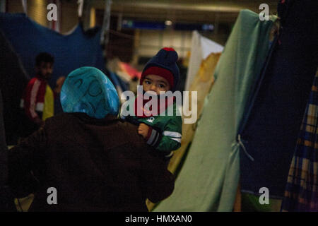Atene, Grecia. 06 feb 2017. Reportage del campo profughi in area Elliniko negli edifici dell'ex aeroporto di Atene. Credito: George Panagakis/Pacific Press/Alamy Live News Foto Stock