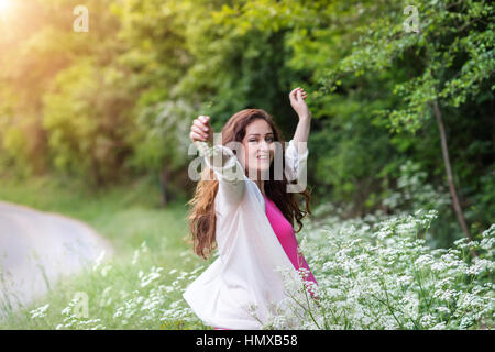 Belle Donne in stato di gravidanza nel soleggiato verde estate natura. Foto Stock