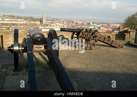 Roaring Meg sulla destra assedio cannon sulle mura della città, doppio bastione, Derry, Londonderry, Irlanda del Nord Foto Stock