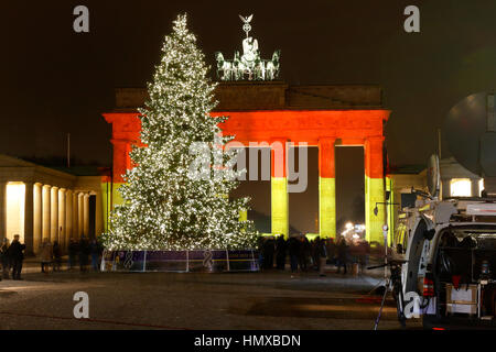 Impressionen: das Brandenburger Tor wird dieses mal in den deutschen Nationalfarben beleuchtet: Illuminierung des Berliner Wahrzeichens nach dem islam Foto Stock