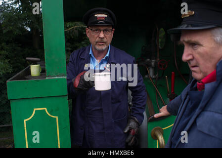 Walllingford Oxford Regno Unito volontari al Cholsey e Wallingford ferroviaria patrimonio di lavoro e preparare i treni a vapore. Foto Stock