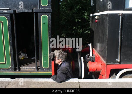 Walllingford Oxford Regno Unito volontari al Cholsey e Wallingford ferroviaria patrimonio di lavoro e preparare i treni a vapore. Foto Stock