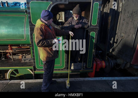 Walllingford Oxford Regno Unito volontari al Cholsey e Wallingford ferroviaria patrimonio di lavoro e preparare i treni a vapore. Foto Stock