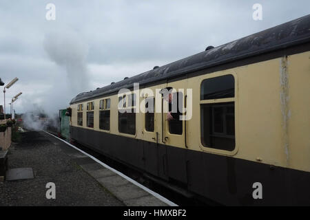 Walllingford Oxford Regno Unito volontari al Cholsey e Wallingford ferroviaria patrimonio di lavoro e preparare i treni a vapore. Foto Stock