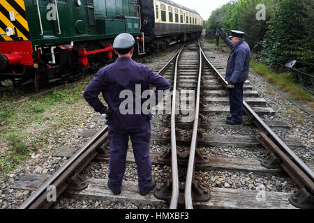 Walllingford Oxford Regno Unito volontari al Cholsey e Wallingford ferroviaria patrimonio di lavoro e preparare i treni a vapore. Foto Stock