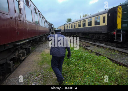 Walllingford Oxford Regno Unito volontari al Cholsey e Wallingford ferroviaria patrimonio di lavoro e preparare i treni a vapore. Foto Stock