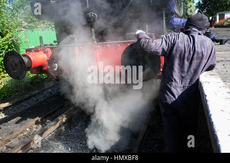 Walllingford Oxford Regno Unito volontari al Cholsey e Wallingford ferroviaria patrimonio di lavoro e preparare i treni a vapore. Foto Stock