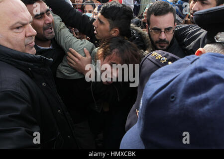 Atene, Grecia. 6 febbraio, 2017. Gli ufficiali di polizia di classe con i rifugiati afghani al campo profughi di ex international Helliniko aeroporto quando greco politica di migrazione Ministro Yiannis Mouzalas visiti il camp. Rifugiati e migranti ha iniziato uno sciopero della fame il 05 febbraio 2017, per protestare contro le condizioni di vita squallide al campo dell'ex aeroporto internazionale in cui sono ospitati. Credito: Aristidis Vafeiadakis/ZUMA filo/Alamy Live News Foto Stock