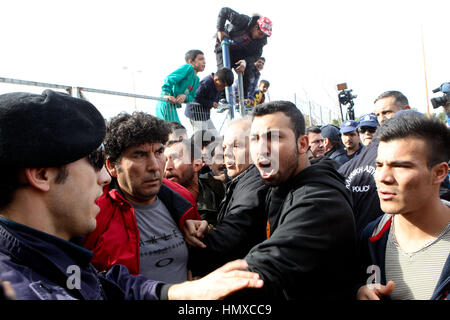 Atene, Grecia. 6 febbraio, 2017. Gli ufficiali di polizia di classe con i rifugiati afghani al campo profughi di ex international Helliniko aeroporto quando greco politica di migrazione Ministro Yiannis Mouzalas visiti il camp. Rifugiati e migranti ha iniziato uno sciopero della fame il 05 febbraio 2017, per protestare contro le condizioni di vita squallide al campo dell'ex aeroporto internazionale in cui sono ospitati. Credito: Aristidis Vafeiadakis/ZUMA filo/Alamy Live News Foto Stock