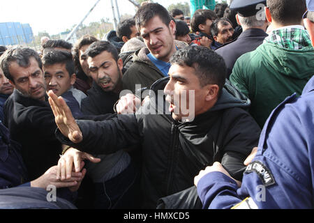 Atene, Grecia. 6 febbraio, 2017. Gli ufficiali di polizia di classe con i rifugiati afghani al campo profughi di ex international Helliniko aeroporto quando greco politica di migrazione Ministro Yiannis Mouzalas visiti il camp. Rifugiati e migranti ha iniziato uno sciopero della fame il 05 febbraio 2017, per protestare contro le condizioni di vita squallide al campo dell'ex aeroporto internazionale in cui sono ospitati. Credito: Aristidis Vafeiadakis/ZUMA filo/Alamy Live News Foto Stock