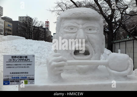 Sapporo, Giappone. 6 febbraio, 2017. Un Trump snow figura può essere visto mordere in fictional penna di Ananas al festival della neve a Sapporo, Giappone, 6 febbraio 2017. Un segno accanto ad essa si legge "Il ponte del mondo. Foto: Lars Nicolaysen/dpa/Alamy Live News Foto Stock