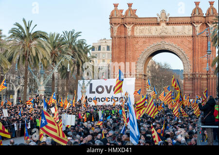 Barcellona, in Catalogna, Spagna. 6 febbraio, 2017. Il catalano pro-indipendenza e pro-referendum dimostranti si riuniscono di fronte della giunta regionale di Alta Corte in attesa di catalano ex-presidente Artur Mas al primo giorno della sua prova oltre il suo ruolo nel 2014's 9 novembre 'referendum", "9N", Credito: dani codina/Alamy Live News Foto Stock