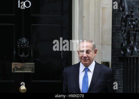 Londra, Regno Unito. 6 febbraio, 2017. Il primo ministro Benjamin Netanyahu di Israele arriva a Downing Street Credit: Dinendra Haria/Alamy Live News Foto Stock