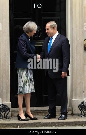 Londra, Regno Unito. 6 febbraio, 2017. La Gran Bretagna è il primo ministro Theresa Maggio saluta il Primo ministro Benjamin Netanyahu di Israele sui gradini di n. 10 Downing Street Credit: Dinendra Haria/Alamy Live News Foto Stock