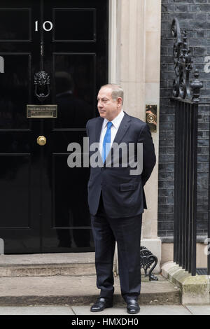 Londra, Regno Unito. 6 febbraio, 2017. Benjamin Netanyahu Primo Ministro di Israele, a sinistra in attesa sulla porta passo di 10 Downing Street prima di essere accolti da Theresa Maggio il Primo Ministro britannico. Londra, Gran Bretagna. Credito: Alex MacNaughton/Alamy Live News Foto Stock