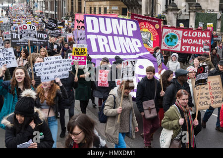 Londra, Regno Unito. 4 febbraio, 2017. Migliaia di dimostranti protestano contro Donald Trump divieto di viaggio per musulmane in viaggio verso gli Stati Uniti nel centro di Londra nel febbraio 4, 2017. Credito: Ray codolo/Xinhua/Alamy Live News Foto Stock