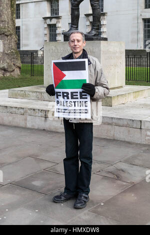 Londra, Regno Unito. Il 6 febbraio, 2017. Attivista dei diritti umani, Peter Tatchell, si unisce il pro-palestinese protesta contro il primo ministro di Israele, Benjamin Netanyahu la visita a Downing Street © Guy Corbishley/Alamy Live News Foto Stock