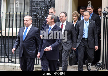 Londra, Regno Unito. 6 febbraio, 2017. Il Primo ministro israeliano Netanyahu lascia Downing Street per il pranzo. Netanyahu era a Londra per colloqui con Theresa Maggio. Credito: Giacobbe Sacks-Jones/Alamy Live News. Foto Stock