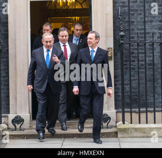 Londra Inghilterra. Il 6 febbraio 2017. Il Primo Ministro israeliano Benjamin Netanyahu è accolto dal Primo ministro britannico Theresa Maggio a Downing Street. Netanyahu la visita si svolge in mezzo a tensioni tra UK e UE su Israele. ©Michael Tubi/Alamy Live News Foto Stock