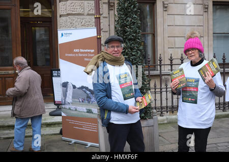 Londra, Regno Unito. 6 febbraio, 2017. Gli attivisti al di fuori della società di antiquari di Londra per la lotta contro la proposta di galleria stradale a Stonehenge Credito: Londonphotos/Alamy Live News Foto Stock