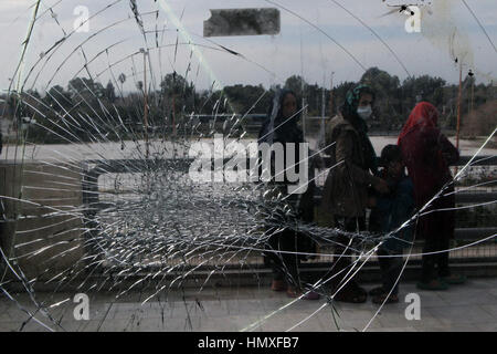 Atene, Grecia. 6 febbraio, 2017. Rifugiati e migranti sono visti all'interno di uno Stato-run facility per loro presso il vecchio aeroporto di Elliniko, a sud di Atene, il 6 febbraio 2017. Migrazione greca Ministro Yannis Mouzalas visitato il sito e si sono impegnati di più assistenza alle persone che la domanda di migliori condizioni di vita. Credito: Marios Lolos/Xinhua/Alamy Live News Foto Stock