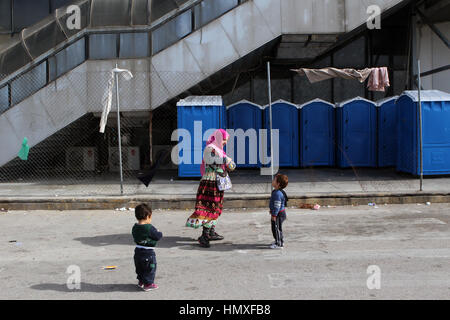 Atene, Grecia. 6 febbraio, 2017. I bambini giocano all'interno di uno Stato-run facility per rifugiati e migranti presso il vecchio aeroporto di Elliniko, a sud di Atene, il 6 febbraio 2017. Migrazione greca Ministro Yannis Mouzalas visitato il sito e si sono impegnati di più assistenza alle persone che la domanda di migliori condizioni di vita. Credito: Marios Lolos/Xinhua/Alamy Live News Foto Stock