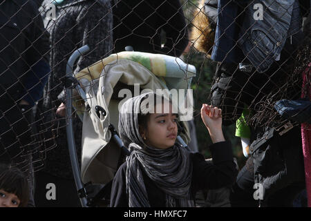 Atene, Grecia. 6 febbraio, 2017. Una ragazza è visto all'interno di uno Stato-run facility per rifugiati e migranti presso il vecchio aeroporto di Elliniko, a sud di Atene, il 6 febbraio 2017. Migrazione greca Ministro Yannis Mouzalas visitato il sito e si sono impegnati di più assistenza alle persone che la domanda di migliori condizioni di vita. Credito: Marios Lolos/Xinhua/Alamy Live News Foto Stock