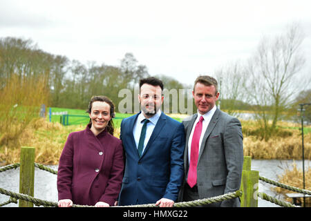 Contea di Armagh, Irlanda. 6 febbraio, 2017. Leader SDLP Colm Eastwood e Belfast nord candidato Nichola Padre Mallon ha e Newry e Armagh candidato Justin McNulty durante le parti elezione della campagna di lancio a Oxford Island, nella contea di Armagh. Credito: Mark inverno/Alamy Live News Foto Stock