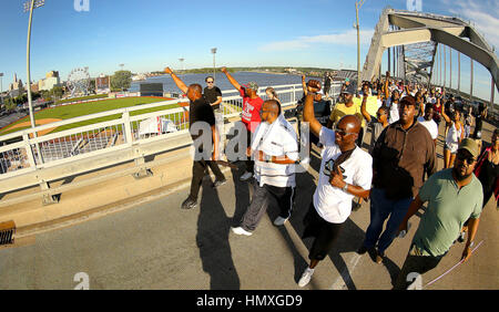 Davenport, Iowa, USA. 8 Luglio, 2016. Manifestanti attraversare a piedi il Ponte centenario in Davenport, Venerdì, 8 luglio 2016, durante una marcia di protesta dall'isola di roccia a una stazione di polizia a Davenport stazione di polizia. Credito: John Schultz/Quad-City volte/ZUMA filo/Alamy Live News Foto Stock