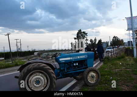 Argos, Grecia. Il 6 febbraio, 2017. Gli agricoltori e gli allevatori da Argos, lunedì 6 febbraio 2017, realizzato a due ore di autostrada Corinto - Argos nel Peloponneso. Tensione causata dal driver e gli agricoltori in corrispondenza del punto di blocco .Dopo gli agricoltori facendo incontro e gli allevatori, su iniziativa della Federazione delle associazioni agricole della regione del Peloponneso. Credito: VANGELIS BOUGIOTIS/Alamy Live News Foto Stock